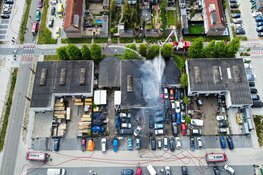 Brandweer uren bezig bij uitslaande brand in autobedrijf