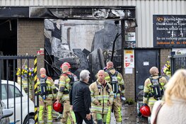 Brandweer uren bezig bij uitslaande brand in autobedrijf