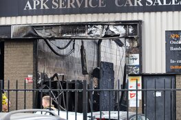 Brandweer uren bezig bij uitslaande brand in autobedrijf