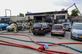 Brandweer uren bezig bij uitslaande brand in autobedrijf