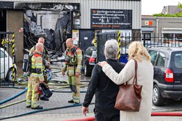 Brandweer uren bezig bij uitslaande brand in autobedrijf
