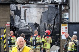 Brandweer uren bezig bij uitslaande brand in autobedrijf