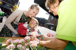 Bloemen voor moeders in Almere