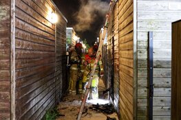 Brand in steeg; twee schuren getroffen door brand
