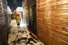 Brand in steeg; twee schuren getroffen door brand