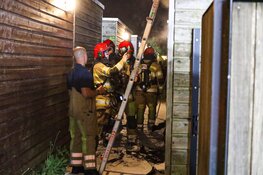 Brand in steeg; twee schuren getroffen door brand