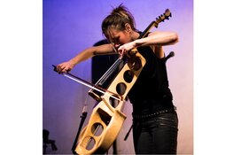 Celliste Jo Quail speelt Five Incantations