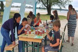 Laat je in de tent lokken op het Almeerdersstrand