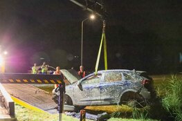 Auto te water aan Kievitsweg in Almere