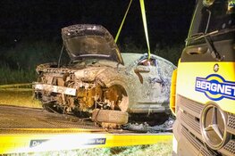 Auto te water aan Kievitsweg in Almere