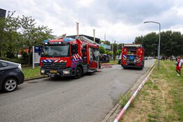 Brand op dak van bedrijfsverzamelgebouw in Almere