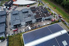 Brand op dak van bedrijfsverzamelgebouw in Almere