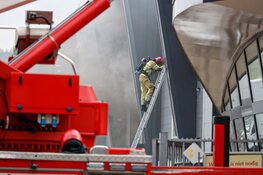Brand op dak van bedrijfsverzamelgebouw in Almere