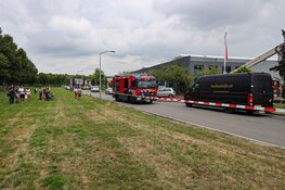 Brand op dak van bedrijfsverzamelgebouw in Almere