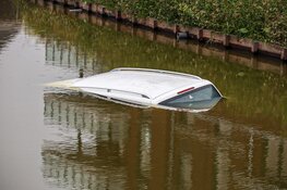 Auto te water gerold in Almere