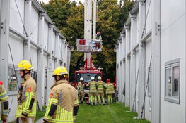Dak van het AZC stort in in Almere