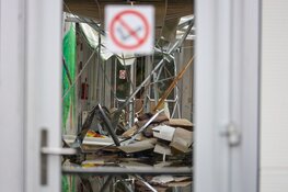 Dak van het AZC stort in in Almere