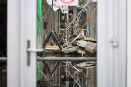 Dak van het AZC stort in in Almere