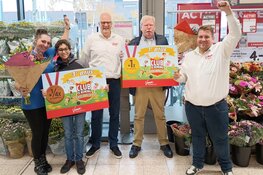 Vomar Voordeelmarkt steunt clubs in Almere met een financieel extraatje