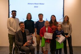 Meetresultaten ‘Almere meet water 2022’ overhandigd aan wethouder Luijendijk