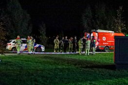 Winkeldief probeert zich in vijver te verschuilen, aangehouden met nat pak