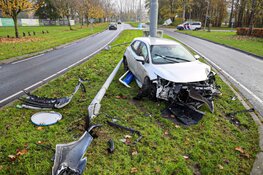 Auto gecrasht op Oosterdreef in Almere