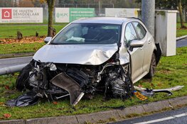 Auto gecrasht op Oosterdreef in Almere