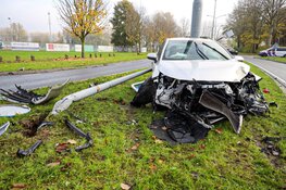 Auto gecrasht op Oosterdreef in Almere