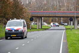 Auto raakt van de weg in Almere, politie onderzoekt ongeval