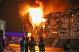 Grote brand verwoest bedrijf in Zeewolde