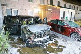 Geparkeerde auto door brand verwoest