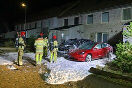 Geparkeerde auto door brand verwoest