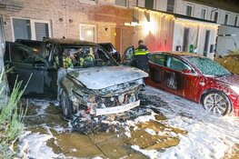 Geparkeerde auto door brand verwoest