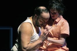 Isotopia: menselijk science-fiction theater over hoe ver je gaat wanneer de samenleving je in de steek laat