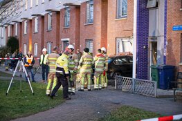 Auto rijdt woning binnen, gevel zwaar beschadigd