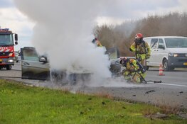Auto in brand op A27 bij Almere