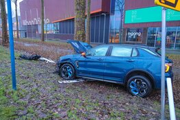 Auto tegen boom gereden in Almere, bestuurder gewond