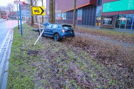 Auto tegen boom gereden in Almere, bestuurder gewond