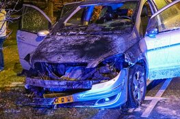 Auto vliegt spontaan in brand in Almere