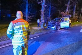 Auto vliegt spontaan in brand in Almere