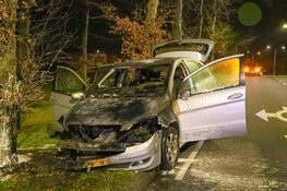 Auto vliegt spontaan in brand in Almere