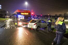 Lijnbus in aanrijding met auto in Almere