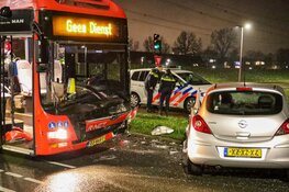 Lijnbus in aanrijding met auto in Almere