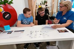 Leerlingen Copernicus adviseren educatieboerin over gezonde poffertjesles
