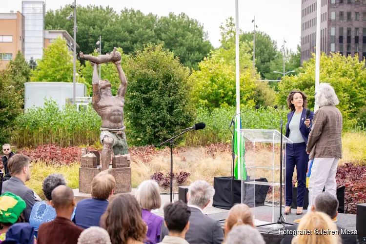 Almere onthult slavernijmonument op het Mandelaplein