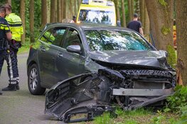 Automobiliste rijdt tegen boom in Almere