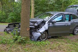 Automobiliste rijdt tegen boom in Almere