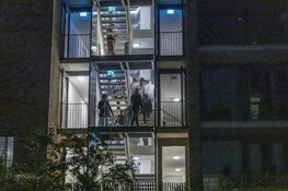 Explosie op galerij van flat in Almere