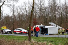Ongeval op Waterlandseweg in Almere: pakketbezorger op de kant