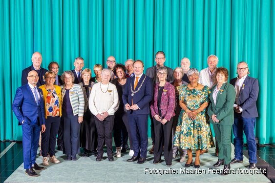 Lintjesregen 2024 in Almere: Koninklijke onderscheiding voor 22 inwoners